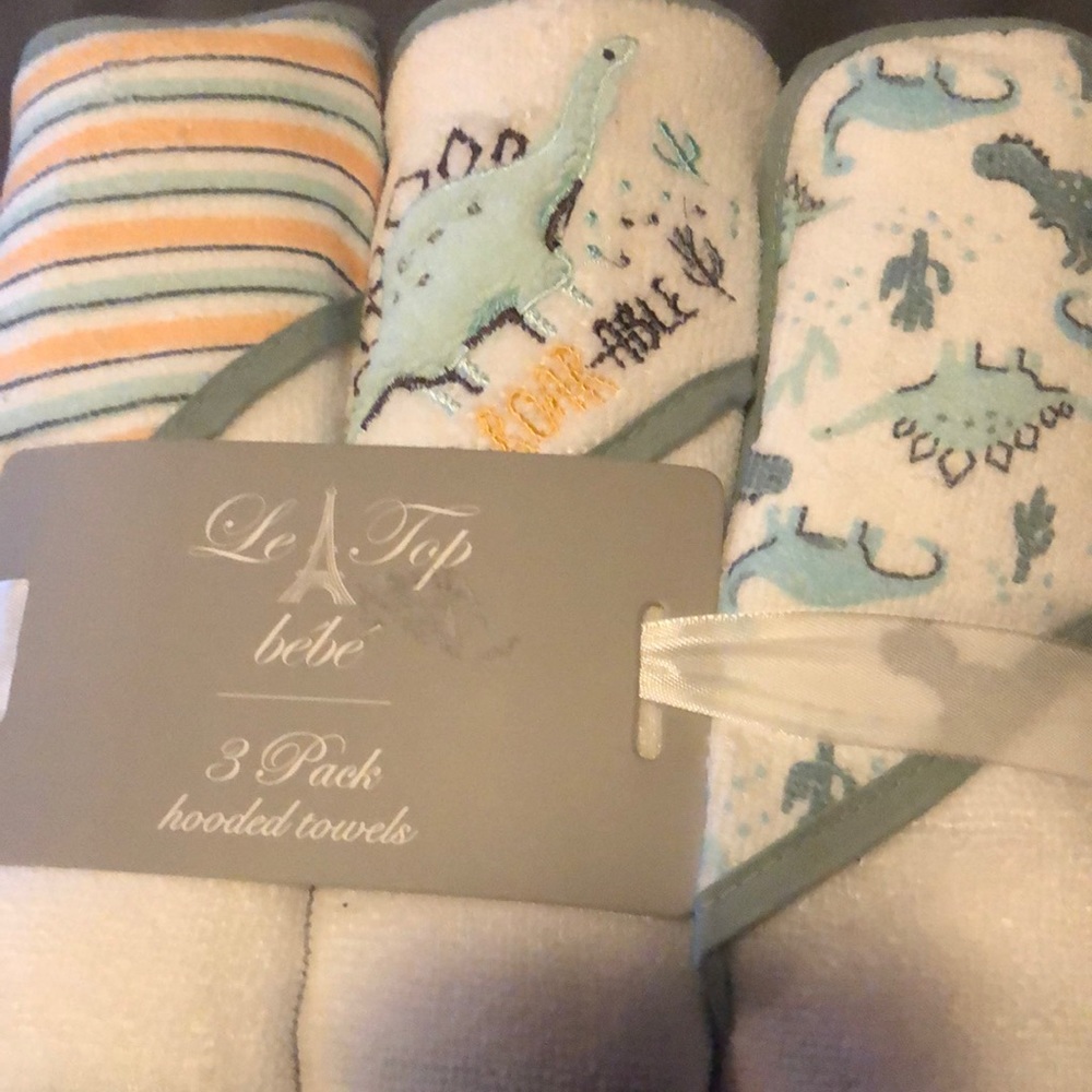 NWT Le Top Bebe Baby 3 Pack Dinosaur Hooded Towels - 28" x 28"- 100% Polyester - Picture 2 of 11